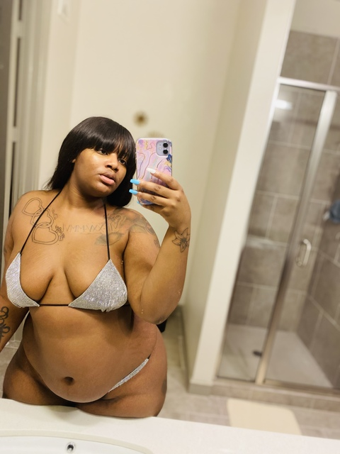 Header of missthundathighs